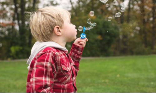 Inexpensive summer activities: have a bubble fun afternoon.