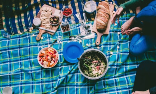 Inexpensive summer activities: have a picnic in the park.